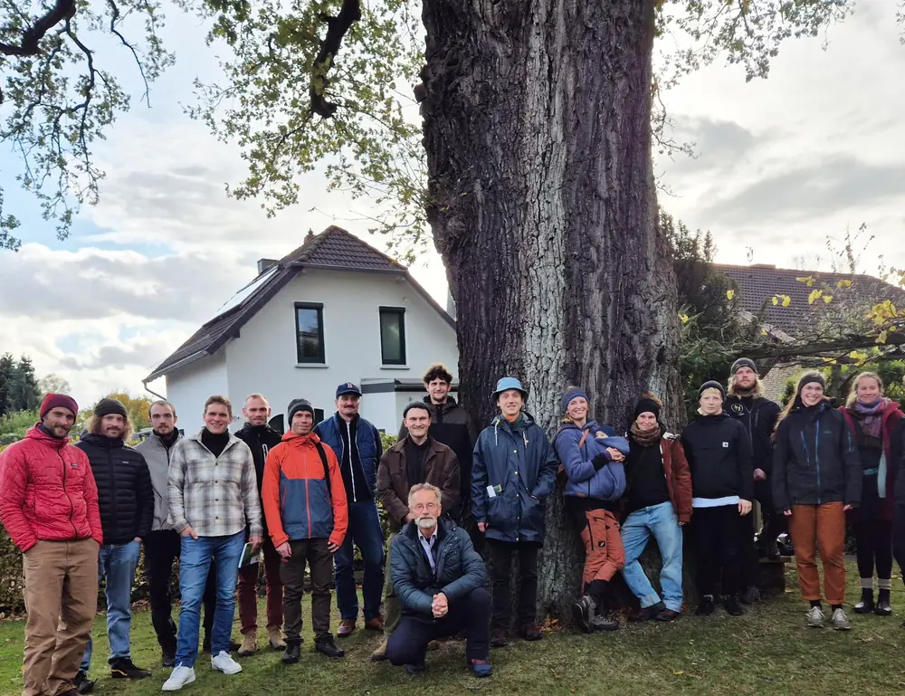 ArBoR:Net-Team vor einem Altbaum